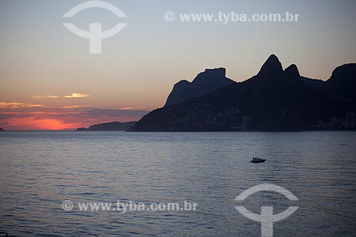  Subject: Sunset in the Ipanema beach - In the background the Gavea Rock and the Dois Irmãos Hill / Place: Rio de Janeiro city - Rio de Janeiro state (RJ) - Brazil / Date: 04/2012 