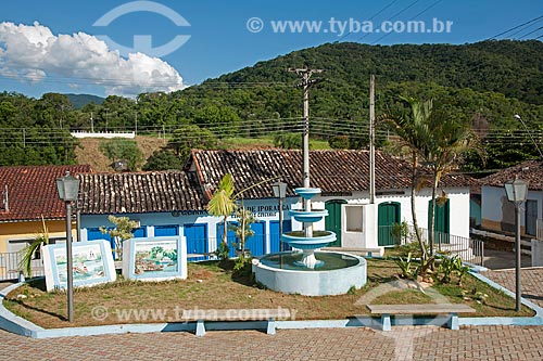  Subject: Fountain and houses in Square Luiz Nestlehner / Place: Iporanga city - Sao Paulo state (SP) - Brazil / Date: 02/2012 