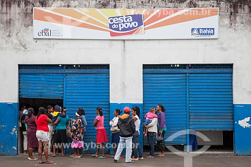  Subject: People waiting to receive basic food baskets - Cesta do Povo - Social public program of Food Distribution - a partnership between the Government of Bahia and Ebal - Bahia Food Company / Place: Cruz das Almas city - Bahia state (BA) - Brazil 