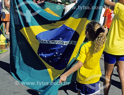  Subject: Child holding flag of Brazil during the World Cup 2006 the neighborhood of Copacabana / Place: Rio de Janeiro city - Rio de Janeiro state (RJ) - Brazil / Date: 06/2006 