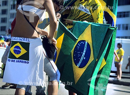 Subject: Woman buying flag of Brazil during the World Cup 2006 the neighborhood of Copacabana / Place: Rio de Janeiro city - Rio de Janeiro state (RJ) - Brazil / Date: 06/2006 