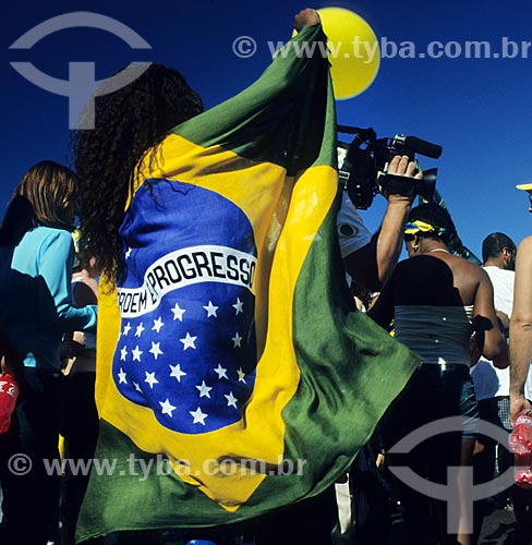  Subject: Woman wrapped in the flag of Brazil during the World Cup 2006 the neighborhood of Copacabana / Place: Rio de Janeiro city - Rio de Janeiro state (RJ) - Brazil / Date: 06/2006 