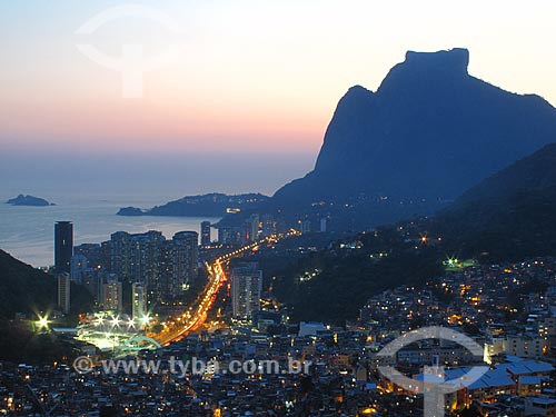 Subject: Night view of Rocinha slum with Rock of Gavea in the background / Place: Sao Conrado neighborhood - Rio de Janeiro city - Rio de Janeiro state (RJ) - Brazil / Date: 09/2012 