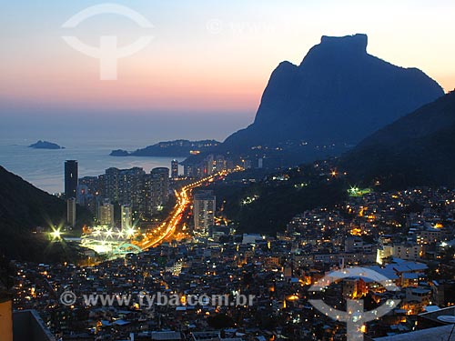  Subject: Night view of Rocinha slum with Rock of Gavea in the background / Place: Sao Conrado neighborhood - Rio de Janeiro city - Rio de Janeiro state (RJ) - Brazil / Date: 09/2012 