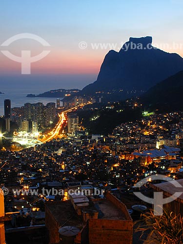  Subject: Night view of Rocinha slum with Rock of Gavea in the background / Place: Sao Conrado neighborhood - Rio de Janeiro city - Rio de Janeiro state (RJ) - Brazil / Date: 09/2012 