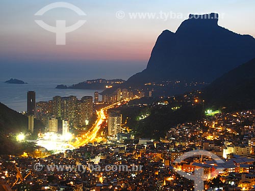 Subject: Night view of Rocinha slum with Rock of Gavea in the background / Place: Sao Conrado neighborhood - Rio de Janeiro city - Rio de Janeiro state (RJ) - Brazil / Date: 09/2012 