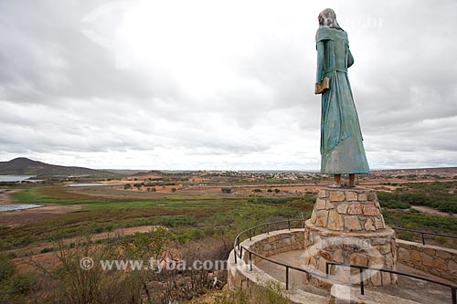  Subject: Statue of Antonio Vicente Mendes Maciel - Known as Antonio Conselheiro leader of War Canudos / Place: Canudos city - Bahia state (BA) - Brazil / Date: 06/2012 