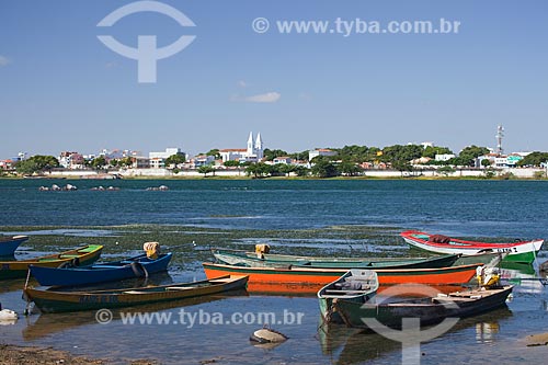  Subject: Fishing boats and of passenger transport anchored on the edge of the São Francisco River with the city of Juazeiro the background / Place: Petrolina city - Pernambuco state (PE) - Brazil / Date: 06/2012 