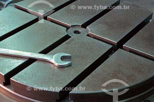  Subject: Wrench on metal surface in the Centro de Formação Profissional de Metal-Mecânica (Professional Training Centre of Metal-Mechanical) - SENAI / Place: Paciencia neighborhood - Rio de Janeiro state (RJ) - Brazil / Date: 2001 