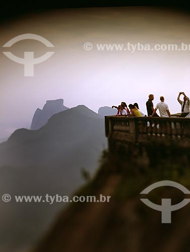  Subject: Tourists on the parapet of Christ the Redeemer with the Pedra da Gavea (Rock of Gavea) in the background / Place: Rio de Janeiro city - Rio de Janeiro state (RJ) - Brazil / Date: 09/2007 