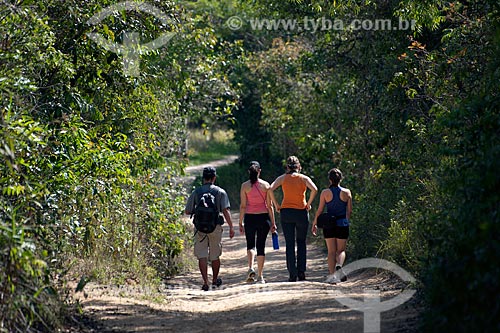  Subject: People walking on trail to Sao Francisco River in Canastra Mountain / Place: Sao Roque de Minas city- Minas Gerais state (MG) - Brazil / Date: 10/2011 