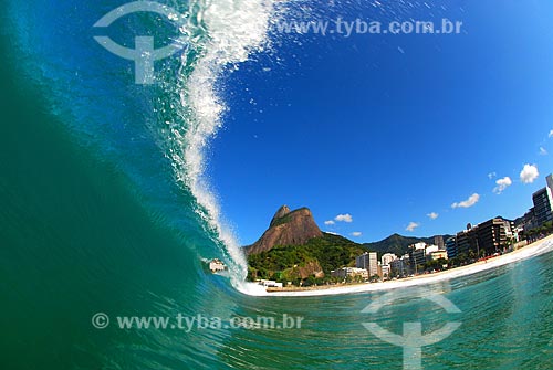  Subject: Wave on Leblon Beach with Two Brothers Mountain in the background / Place: Leblon neighborhood - Rio de Janeiro city - Rio de Janeiro state (RJ) - Brazil / Date: 05/2009 