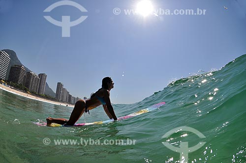  Subject: Woman surfing in Sao Conrado Beach - Fernanda Daichman (Realeased 92) / Place: Sao Conrado neighborhood - Rio de Janeiro city - Rio de Janeiro state (RJ) - Brazil / Date: 12/2010 