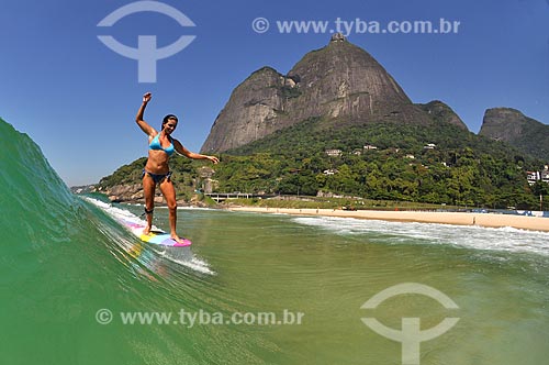  Subject: Woman surfing in Sao Conrado Beach - Fernanda Daichman (Realeased 92) / Place: Sao Conrado neighborhood - Rio de Janeiro city - Rio de Janeiro state (RJ) - Brazil / Date: 12/2010 