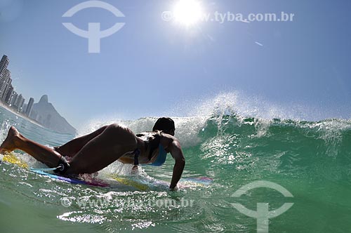  Subject: Woman surfing in Sao Conrado Beach - Fernanda Daichman Realeased 91 / Place: Sao Conrado neighborhood - Rio de Janeiro city - Rio de Janeiro state (RJ) - Brazil / Date: 12/2010 