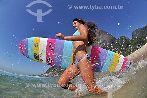  Subject: Woman surfing in Sao Conrado Beach - Fernanda Daichman (Realeased 92) / Place: Sao Conrado neighborhood - Rio de Janeiro city - Rio de Janeiro state (RJ) - Brazil / Date: 12/2010 