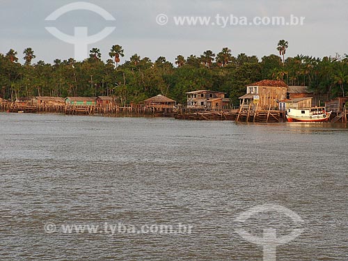  Subject: Houses on the banks of the Gurupa river - near to Prainha region / Place: Belem city - Para state (PA) - Brazil / Date: 11/2004 