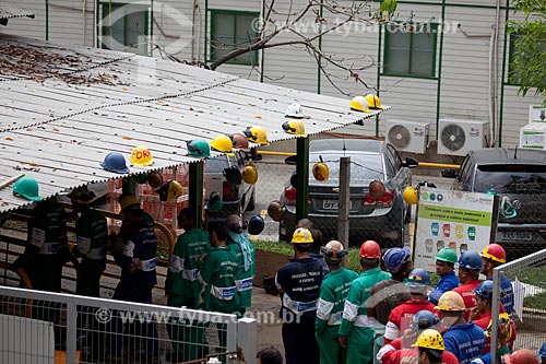  Subject: Workers in the lunch queue during reform of Journalist Mario Filho Stadium - also known as Maracana / Place: Maracana neighborhood - Rio de Janeiro state (RJ) - Brazil / Date: 10/2012 