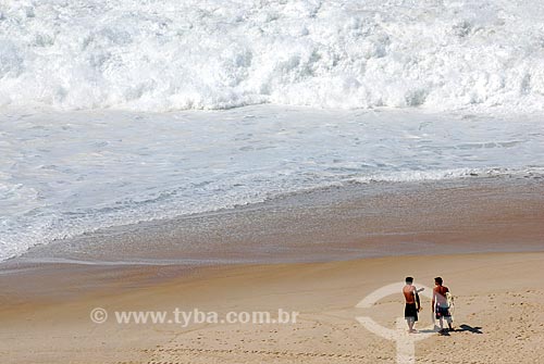  Subject: Surfers on the edge of Copacabana Beach / Place: Copacabana neighborhood - Rio de Janeiro city - Rio de Janeiro state (RJ) - Brazil / Date: 04/2008 