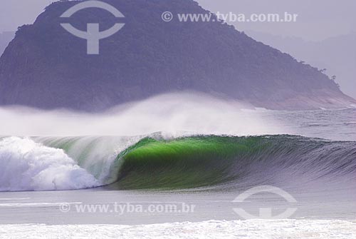  Subject: Wave on Copacabana beach with island in the background / Place: Copacabana neighborhood - Rio de Janeiro city - Rio de Janeiro state (RJ) - Brazil / Date: 12/2008 