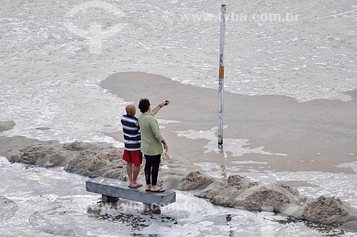  Subject: Couple watching the undertow on Copacabana Beach / Place: Copacabana neighborhood - Rio de Janeiro city - Rio de Janeiro state (RJ) - Brazil / Date: 05/2011 