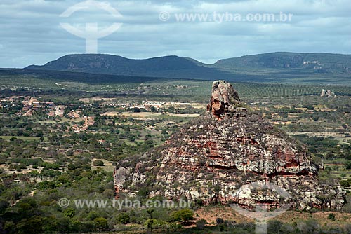  Subject: Stone of  Dog (Pedra do Cachorro)  in the Catimbau National Park and Vila Catimbau in the background / Place: Buique city - Pernambuco state (PE) - Brazil / Date: 08/2012 