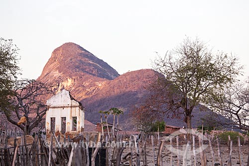  Subject: Ruin of home in the backwoods of Ceara with monolith in the background / Place: Juatama district - Quixada citty - Ceara state  (CE) - Brazil / Date: 11/2012 