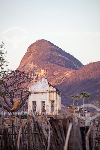  Subject: Ruin of home in the backwoods of Ceara with monolith in the background / Place: Juatama district - Quixada citty - Ceara state  (CE) - Brazil / Date: 11/2012 