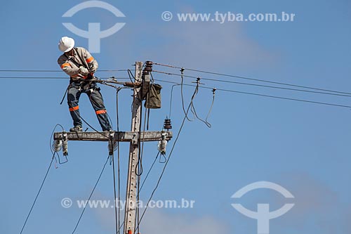  Subject: Workers of COELCE (Energetic Company of Ceara) by doing maintenance of the electric grid in avenue Senador Carlos Jereissati / Place: Fortaleza city - Ceara state (CE) - Brazil / Date: 11/2012 