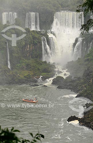  Subject: Inflatable boat on Iguassu River with Iguassu waterfalls in the background / Place: Foz do Iguacu city - Parana state (PR) - Brazil / Date: 07/2012 