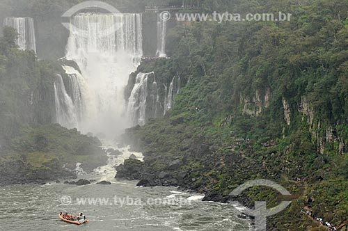  Subject: Inflatable boat on Iguassu River with Iguassu waterfalls in the background / Place: Foz do Iguacu city - Parana state (PR) - Brazil / Date: 07/2012 