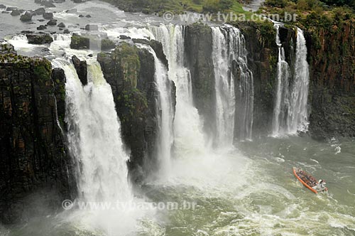  Subject: Inflatable boat on Iguassu River with Iguassu waterfalls in the background / Place: Foz do Iguacu city - Parana state (PR) - Brazil / Date: 07/2012 