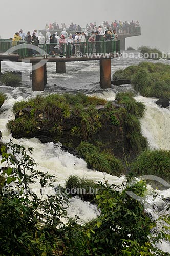  Subject: Tourists in mirante of Iguassu waterfalls on Iguassu National Park / Place: Foz do Iguacu city - Parana state (PR) - Brazil / Date: 07/2012 