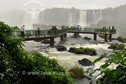  Subject: Tourists in mirante of Iguassu waterfalls on Iguassu National Park / Place: Foz do Iguacu city - Parana state (PR) - Brazil / Date: 07/2012 