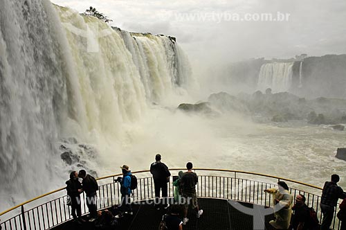  Subject: Tourists in mirante of Iguassu waterfalls on Iguassu National Park / Place: Foz do Iguacu city - Parana state (PR) - Brazil / Date: 07/2012 