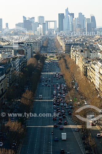  Subject: La Grande Armée Avenue with the La Défense neighborhood in the background - area with commercial buildings of modern architecture / Place: Paris - France - Europe / Date: 02/2012 