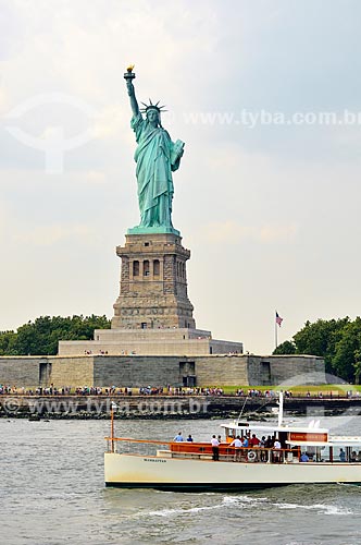  Subject: Boat with tourists in front of the Statue of Liberty (1886) / Place: New York city - United States of America - USA / Date: 08/2010 