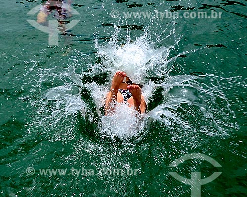  Subject: Girl jumping in the waters of Paqueta Island / Place: Ilha Grande District - Angra dos Reis city - Rio de Janeiro state (RJ) - Brazil / Date: 12/2010 