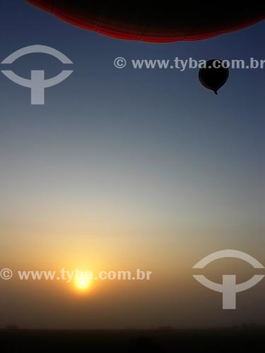  Subject: Balloons in the sky of Al Ain / Place: Al Ain city - United Arab Emirates - Asia / Date: 01/2009 