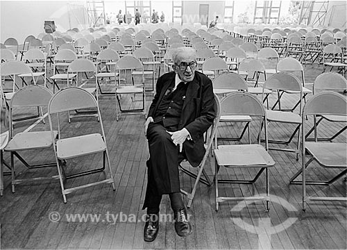  Subject: Lawyer Heraclitus Fontoura Sobral Pinto (1893 - 1991) sitting in class waiting for the time of holding a conference - PUC Rio / Place: Gavea neighborhood - Rio de Janeiro city - Rio de Janeiro state (RJ) - Brazil / Date: 1983 