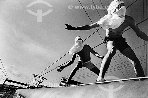  Subject: Train surfers - train of Japeri branch line / Place: Rio de Janeiro city - Rio de Janeiro state (RJ) - Brazil / Date: 1988 