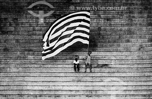  Subject: fan with flag in Journalist Mario Filho Stadium - Maracana / Place: Maracana neighborhood - Rio de Janeiro city - Rio de Janeiro (RJ) - Brazil / Date: Década de 80 