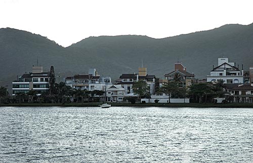  Subject: Houses on the banks of the Conceicao Lagoon / Place: Florianopolis city - Santa Catarina state (SC) - Brazil / Date: 10/2011 