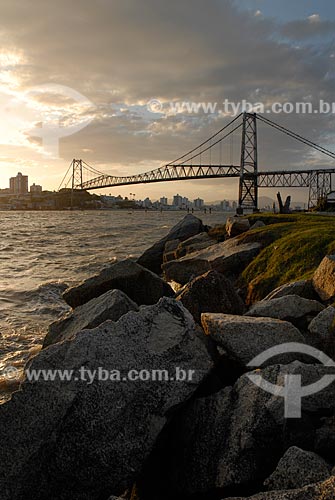  Subject: Hercilio Luz Bridge (1926) at evening / Place: Florianopolis city - Santa Catarina state (SC) - Brazil / Date: 10/2011 