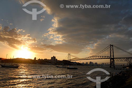  Subject: Sunset at the South Bay with the Hercilio Luz Bridge (1926) to the right / Place: Florianopolis city - Santa Catarina state (SC) - Brazil / Date: 10/2011 