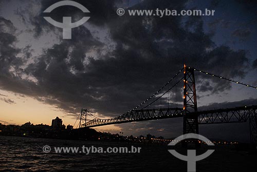  Subject: Hercilio Luz Bridge (1926) at nightfall / Place: Florianopolis city - Santa Catarina state (SC) - Brazil / Date: 10/2011 