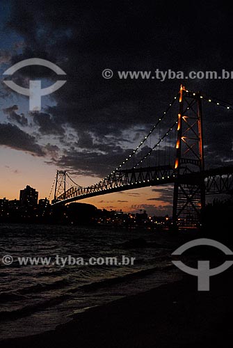  Subject: Hercilio Luz Bridge (1926) at nightfall / Place: Florianopolis city - Santa Catarina state (SC) - Brazil / Date: 10/2011 