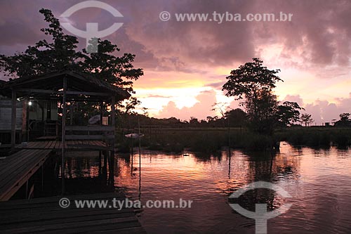  Subject: Riverine house on the Bank of Araguari River / Place: Amapa state (AP) - Brazil / Date: 05/2012 