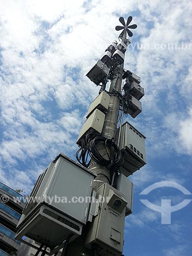  Subject: Lamppost in Epitacio Pessoa Avenue with boxes to traffic control systems and telecommunications antennas / Place: Lagoa neighborhood - Rio de Janeiro city - Rio de Janeiro state (RJ) - Brazil / Date: 11/2012 