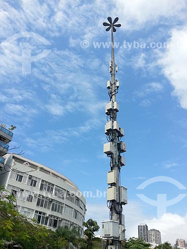  Subject: Lamppost in Epitacio Pessoa Avenue with boxes to traffic control systems and telecommunications antennas / Place: Lagoa neighborhood - Rio de Janeiro city - Rio de Janeiro state (RJ) - Brazil / Date: 11/2012 